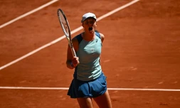 La Polonaise Iga Swiatek après sa victoire en demi-finale de Roland-Garros contre la Russe Daria Kasatkina le 2 juin 2022 à Paris