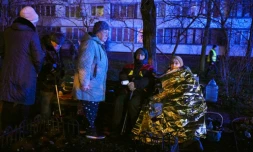 Des habitants évacués d'un immeuble à Kiev pendant un bombardement russe, le 25 novembre 2025