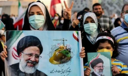 Des Iraniennes tiennent le portrait du nouveau président iranien élu Ebrahim Raïssa, le 19 juin 2021 à Téhéran