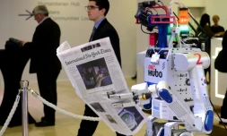 Un robot tient un journal à Davos le 22 janvier 2016