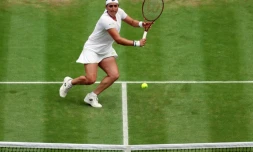 La Tunisienne Ons Jabeur contre la Kazakhe Elena Rybakina en quarts de finale de Wimbledon le 12 juillet 2023 à Londres