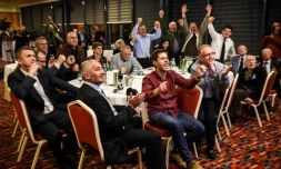 Des officiels de la Fédération de football du Kosovo célèbre l'adhésion à la Fifa