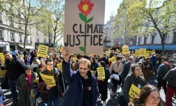 Des manifestants marchent "pour le futur" Ă Paris, le 9 avril 2022