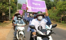 Photo diffusée le 23 mars 2021 par Dawei Watch de manifestants opposés au coup d'Etat militaire défilant à moto dans une rue de Dawei, en Birmanie