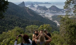 Des touristes sur un chemin de randonnée qui fera partie du futur sentier de 8.000 à travers le Brésil, le 21 juillet 2019 à Rio de Janeiro