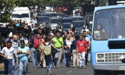 La population contrainte de marcher dans les rues, le métro étant arrêté en raison d'une panne de courant, le 25 mars 2019 à Caracas
