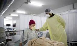 Une patiente dans une unité temporaire de soins pour les malades du Covid-19 installée dans un parking, au Renown Regional Medical Center à Reno, dans le Nevada, aux Etats-Unis, le 16 décembre 2020