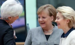 (de G à D): la présidente de la BCE Christine Lagarde s'adresse à la chancelière allemande Angela Merkel et à la présidente de la commission européenne Ursula von der Leyen, à l'ouverture du sommet européen à Bruxelles le 13 décembre 2019