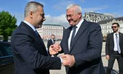Le ministre ukrainien des Affaires étrangères Andriï Sybiga (d) accueille son homologue turc Hakan Fidan à Kiev, le 30 mai 2025