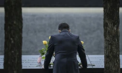 Un homme se recueille au mémorial du 11 septembre à New York, le 11 septembre 2018, 17 ans après les attentats  