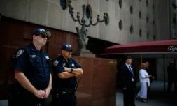 Des policiers en faction devant la synagogue où se tiennent les funérailles d'Elie Wiesel, le 3 juillet 2016 à New York