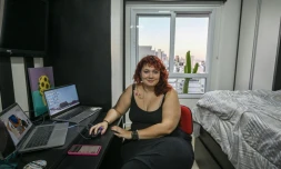 L'informaticienne Lara Maia dans son studio de 16 m2, le 26 juin 2023 à Sao Paulo, au Brésil