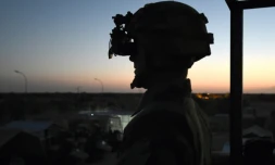 Un soldat français de l'opération Barkhane à Tombouctou, équipé de lunettes à vision nocturne, le 8 mars 2016