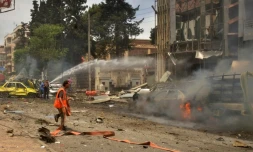 Des secouristes devant un hôpital touché par un bombardement dans un quartier du nord d'Alep, le 3 mai 2016