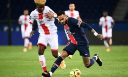La star du PSG Neymar devant le milieu de Dijon Didier Ndong, le 24 octobre 2020 au Parc des Princes 