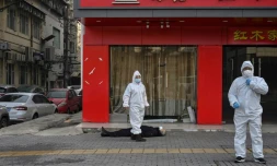 Un homme sans vie, non loin d'un hĂŽpital, le 30 janvier 2020 Ă Wuhan