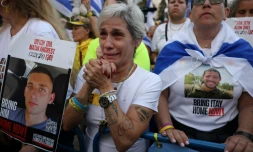 Des Israéliens attendent la libération des otages encore retenus à Gaza sur la place des Otages à Tel-Aviv, tôt le 13 octobre 2025