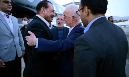 Photo diffusée par l'armée pakistanaise montrant le chef de l’armée pakistanaise Asim Munir (g) accueilli par le ministre iranien de l’Intérieur, Eskandar Momeni, à son arrivée à Téhéran, le 22 mai 2026 en Iran