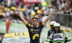 Le Français Lilian Calmejane (Direct Energie) vainqueur en solitaire de la 8e étape du Tour de France, dans la station des Rousses, le 8 juillet 2017