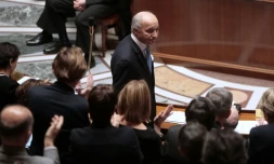 Laurent Fabius applaudi par les députés le 10 février 2016 à l'Assemblée nationale à Paris