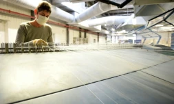 Une employée de l'usine Tenthorey travaille sur un métier à tisser, le 11 juin 2020 à Eloyes, dans les Vosges