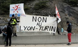 Des manifestants tiennent une banderole sur laquelle on peut lire "Non au Lyon-Turin" à Saint-Michel-de-Maurienne, en Savoie, le 7 mars 2015