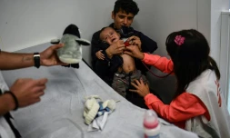 Un enfant est traité dans un centre de MSF à l'extérieur du camp de Moria à Lesbos, le 19 mars 2019