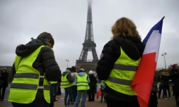 Des "gilets jaunes" manifestent au pied de la Tour Eiffel à Paris, le 20 janvier 2019