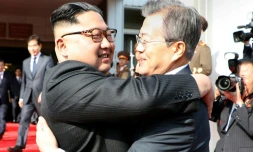 Le président sud-coréen Moon Jae-in et le dirigeant nord-coréen Kim Jong Un, lors d'une précédente rencontre le 27 avril.