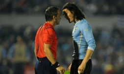 L'attaquant uruguayen Edinson Cavani discute avec l'arbitre lors d'un match amical contre l'Argentine, le 4 juin 2014 Ă Montevideo
