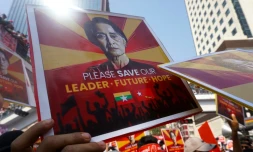 Le portrait d'Aung San Suu Kyi lors d'une manifestation contre le coup d'Etat militaire, le 22 février 2021 à Rangoun, en Birmanie