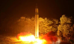 Photo fournie le 29 juillet 2017 par l'agence nord-coréenne montrant le tir d'un missile Hwasong-14 depuis un lieu non précisé