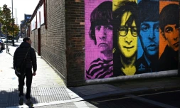 Une fresque murale à l'effigie des quatre Beatles sur la façade d'un immeuble de Liverpool, dans le nord-ouest de l'Angleterre, le 13 octobre 2020