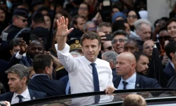 Le président Emmanuel Macron en déplacement à Cergy (Val d'Oise) le 27 avril 2022