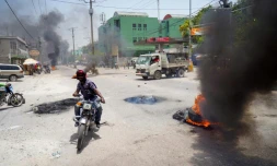 Un homme sur une moto lors d'une manifestation contre la hausse des prix à Port-au-Prince, en Haïti, le 13 juillet 2022