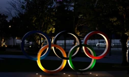 Les anneaux olympiques prĂšs du National Stadium, le stade principal de Tokyo qui acueillera les JO-2020, le 8 janvier 2021