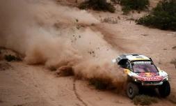 La Peugeot de Stéphane Peterhansel lors de la 11e étape du Dakar, le 13 janvier 2017 près de Rio Cuarto en Argentine