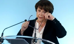 Martine Autbry, maire socialiste de Lille, essuie quelques larmes lors d'une conférence de presse au cours de laquelle elle annonce sa démission à la mi-mars, le 6 mars 2025 à Lille