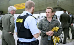Peter Madsen parle à un policier à Dragoer Harbor au sud de Copenhague le 11 août 2017