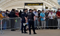 Des passagers attendant à l'aéroport d'Alger un vol vers la France le 27 mai 2020