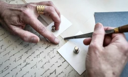 Une conservatrice de la Bibiliothèque nationale de France travaille sur une déchirure dans un manuscrit de Marcel Proust, à Paris le 8 juillet 2022