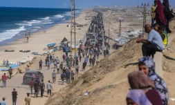 Des Palestiniens en marche sur la route al-Rachid en direction de la ville Gaza, après l'annonce du cessez-le-feu dans la bande de Gaza,  le 10 octobre 2025.

