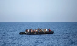 Des migrants attendent d'être secourus par les garde-côtes italiens près des côtes libyennes, le 6 août 2017