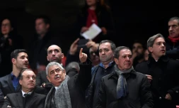 Luis Filipe Vieira, le président du Benfica, le doigt pointé, assiste au match de championnat de son équipe contre Rio Ave le 3 février 2018 à Lisbonne