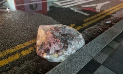 Photo diffusée par le ministère sud-coréen de la Défense, le 2 juin 2024, d'objets non identifiés, considérés comme des déchets nord-coréens transportés par ballons, découverts dans une rue de Séoul