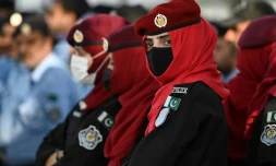 Des membres des services de sécurité montent la garde devant le Parlement avant le vote sur la motion de censure, le 9 avril 2022 à Islamabad, au Pakistan