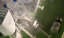 Des seringues remplies de vaccin anti-Covid-19 Pfizer-BioNtech prĂȘtes Ă l'usage dans un centre de vaccination Ă Garlan, dans le FinistĂšre, le 31 mai 2021