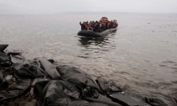 Des migrants sur une embarcation à Mytilène en Grèce le 23 septembre 2015