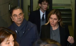 Carlos Ghosn (g) et sa femme Carole (d) quittent les bureaux de son avocat Junichiro Hironaka, le 3 avril 2019 à Tokyo