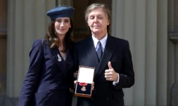 Paul McCartney et sa femme Nancy Shevell, au palais de Buckingham, à Londres, le 4 mai 2018.